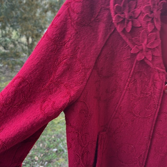 Stunning red wool swing coat with red embroidery, size large - Picture 4 of 5